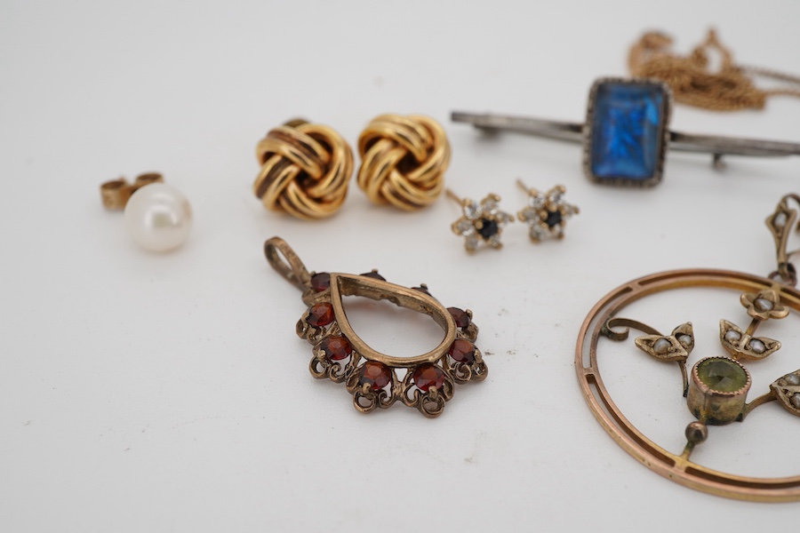 A collection of jewels, comprising: a pair of 9ct gold knot ear studs, diameter 11mm each, post fittings, British hallmarks, combined gross weight approximately 2.5 grams; an Edwardian peridot and seed pearl pendant moun
